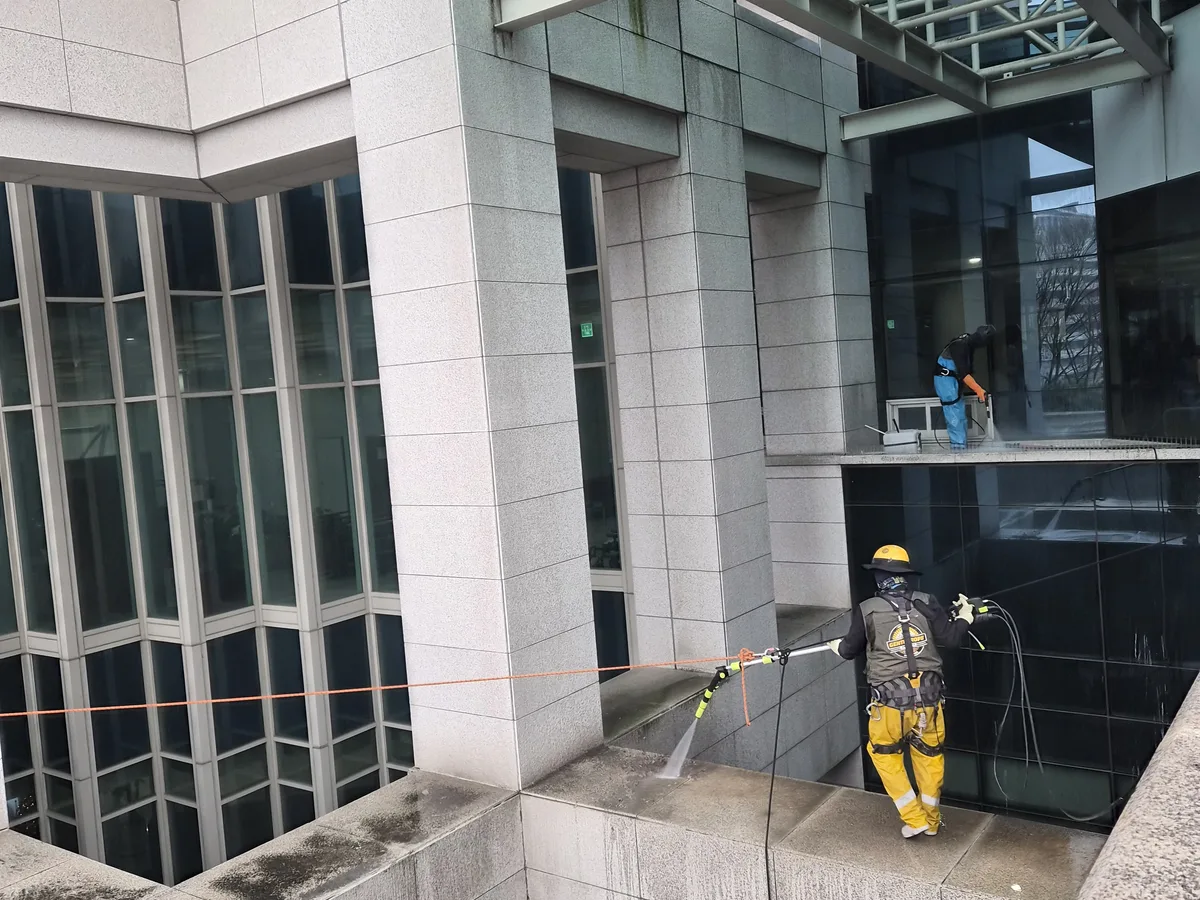 세종시 도담동 상가건물 옥상 파라펫 장비 주변 정밀 위생청소 사례 - 행진크린