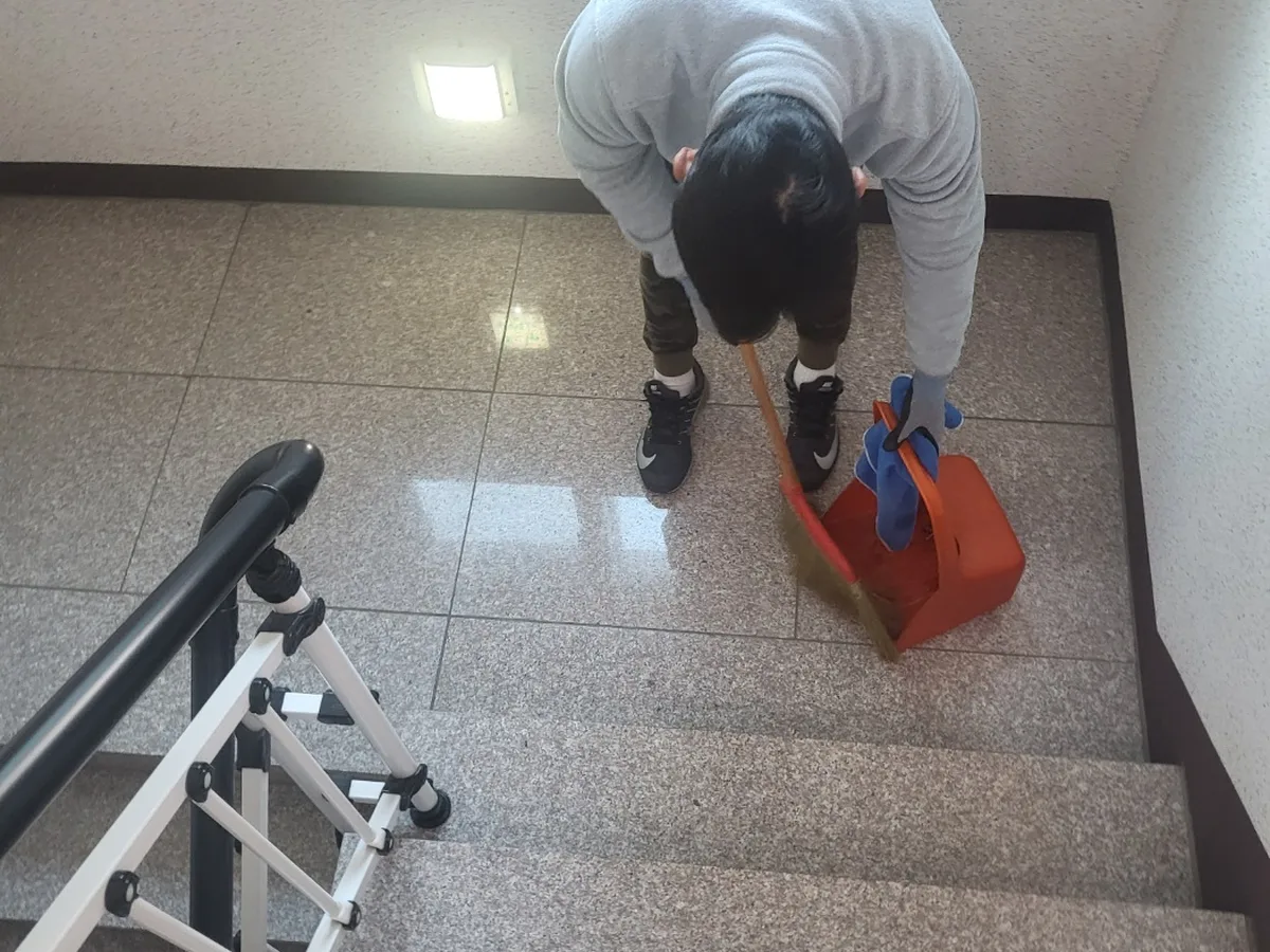 세종시 도담동 빌라 공동현관 장비 주변 정밀 위생청소 사례 - 행진크린