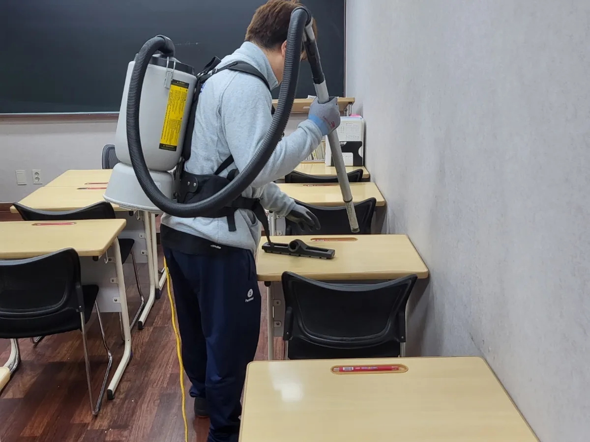 세종시 소정면 학교 현관·중앙홀 바닥 위생청소 사례 - 행진크린
