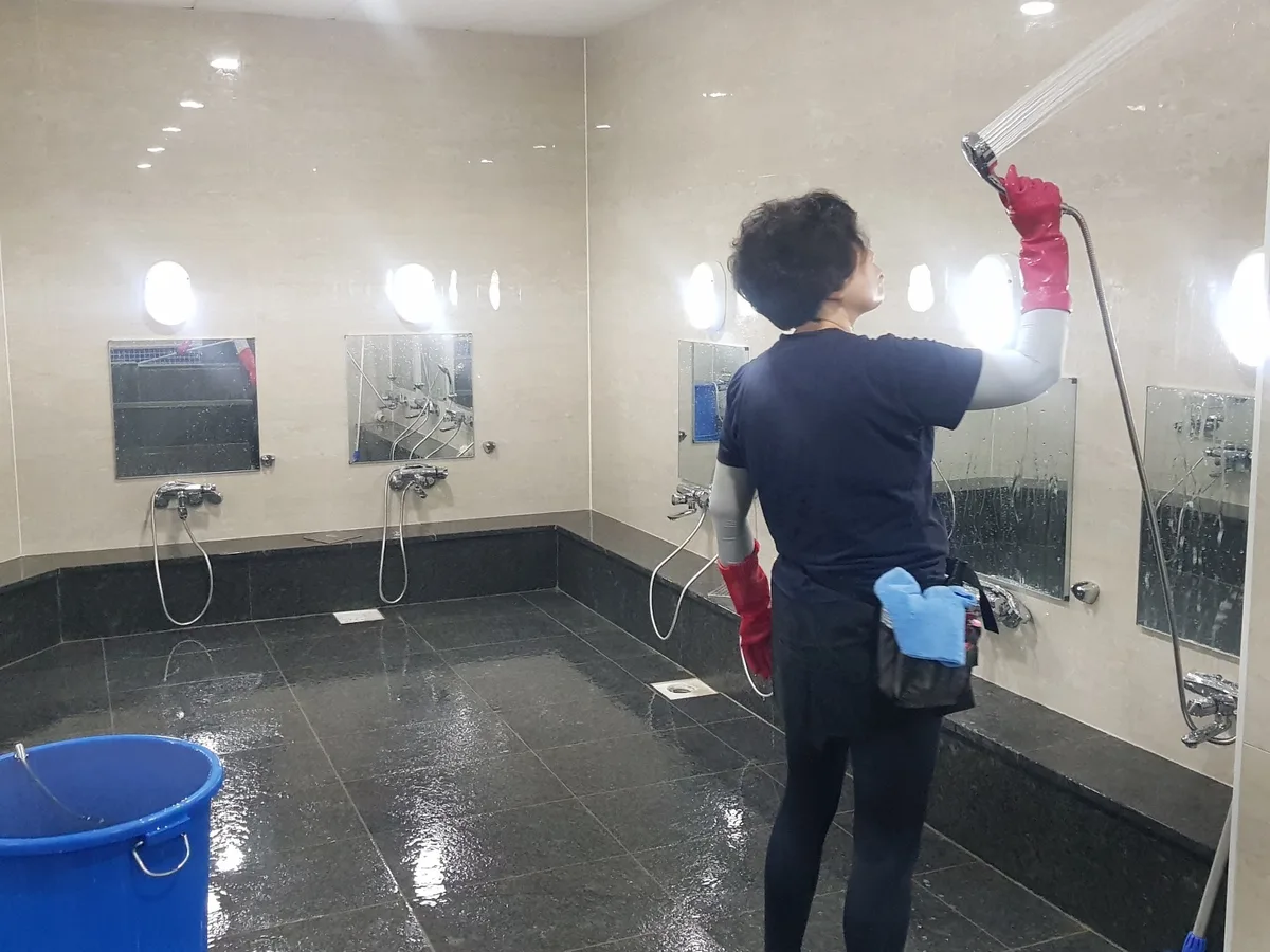 세종시 소정면 목욕탕 탈의실·파우더룸 바닥 위생청소 사례 - 행진크린