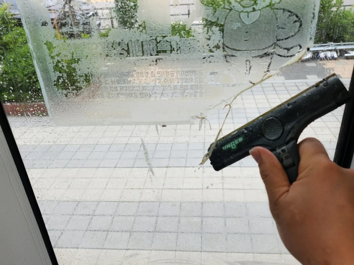 세종시 도담동 사무실 고층 외창 장비 주변 정밀 위생청소 사례 - 행진크린